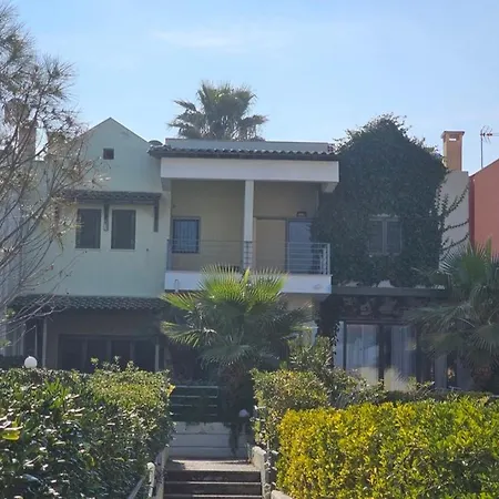 At Beachfront Lilia In Pefkohori, Halkidiki For A Dreamy Vacation וילה
