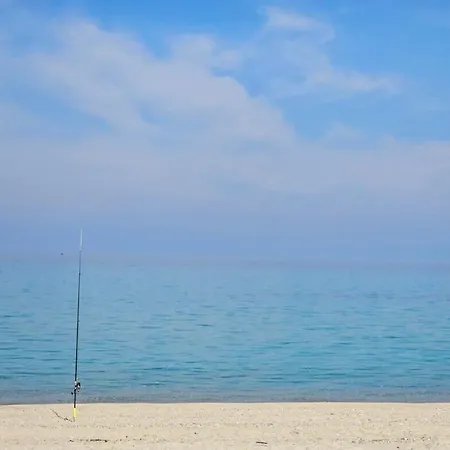 At Beachfront Lilia In Pefkohori, Halkidiki For A Dreamy Vacation וילה פפקוהורי