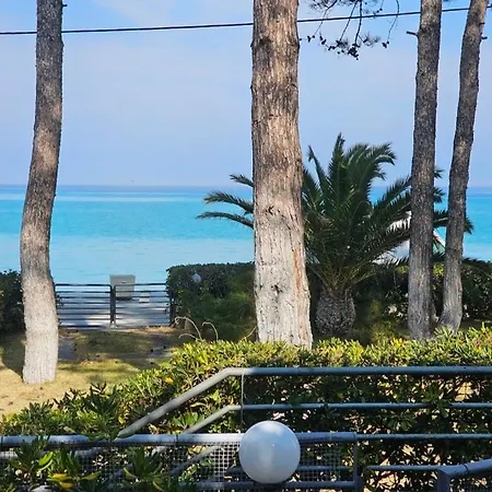 At Beachfront Lilia In Pefkohori, Halkidiki For A Dreamy Vacation פפקוהורי